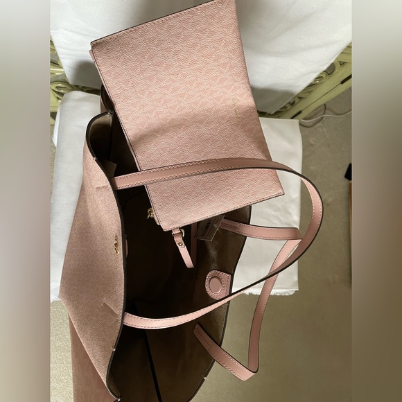 NWT. MICHAEL MICHAEL KORS. FREYA Smokey Rose. Large open tote. - Picture 4 of 5